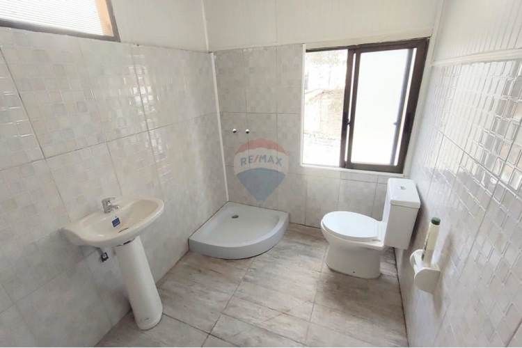 Amplia casa con potencial comercial