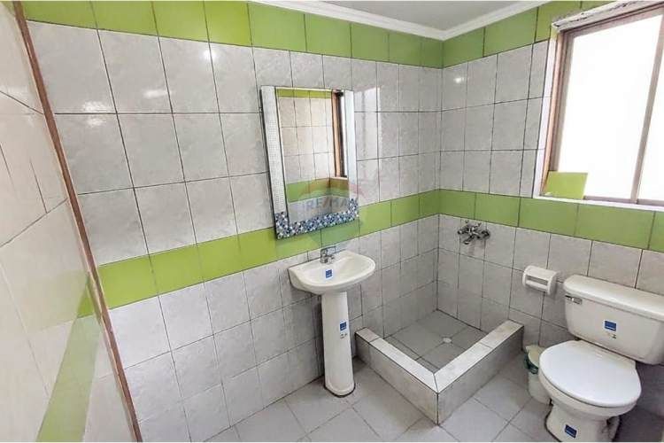 Amplia casa con potencial comercial