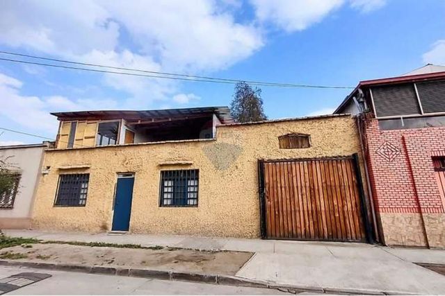 Amplia casa con potencial comercial