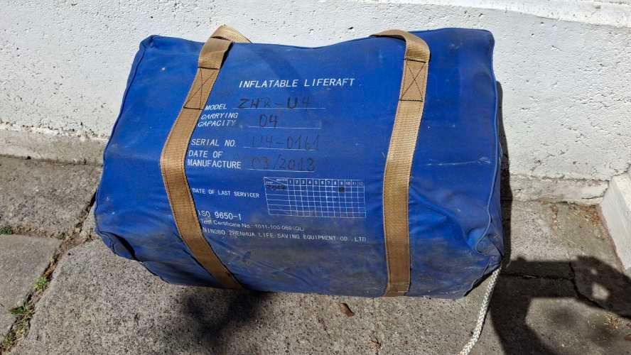 Balsa salvavidas inflable automática, 4 personas sin uso.