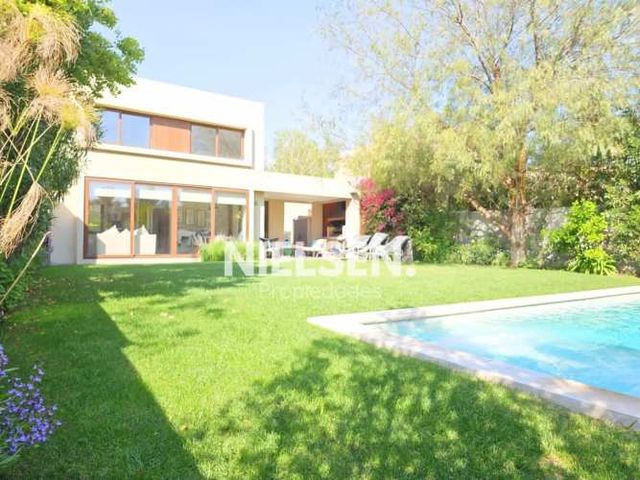 Casa en venta c/ estacionamiento en Chicureo