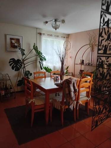 Cómodo casa de 2 pisos en barrio residencial de Belloto Norte.