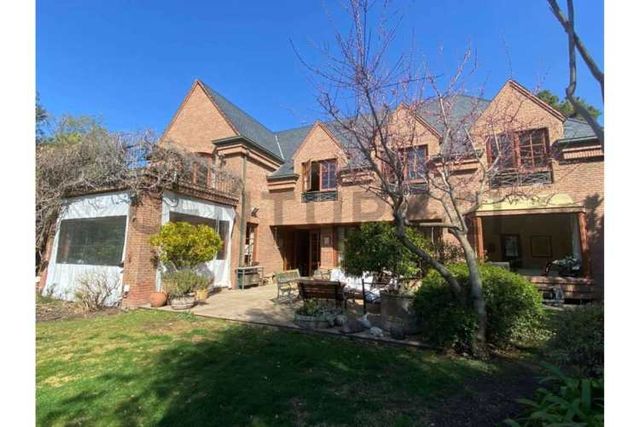 VENTA AMPLIA Y LUMINOSA CASA EN LOS TRAPENSES