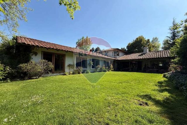 Casa con 1400m2  en lo barnechea