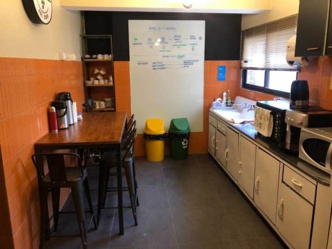 OFICINA AMPLIA, IMPECABLE