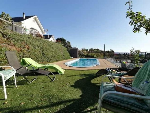 Excelente parcela con amplia casa, piscina, frutales.