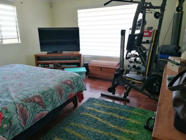 Excelente parcela con amplia casa, piscina, frutales.