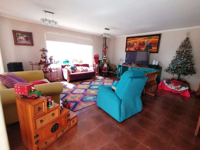 Excelente parcela con amplia casa, piscina, frutales.