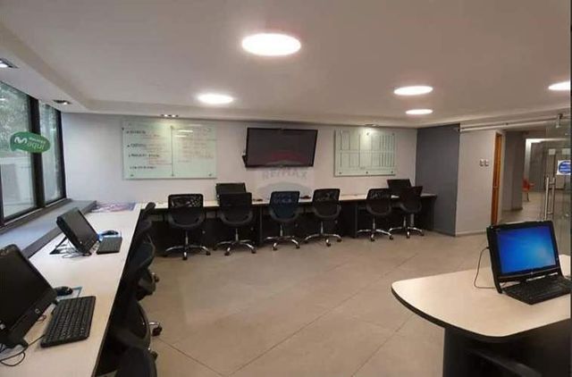 METRO LOS LEONES EXCELENTE OFICINA