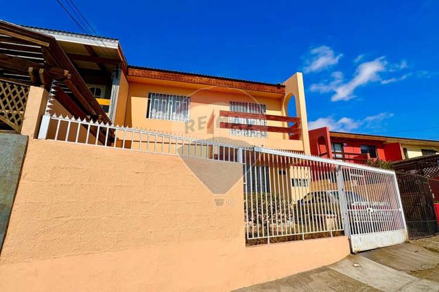 Acogedora casa de 2 pisos en av. argentina