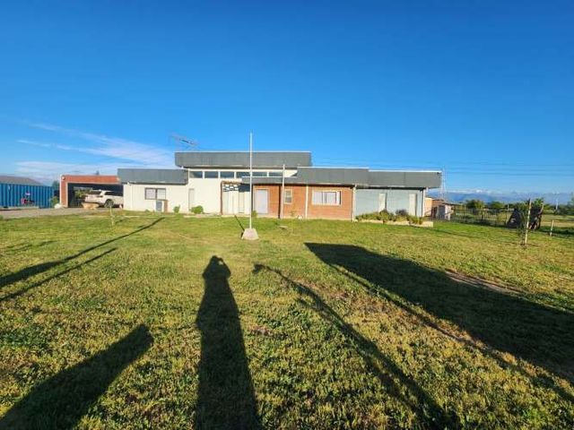 Casa con piscina, quincho y 5.000 m² de terreno – Santa Elena