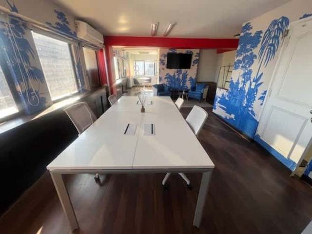 OFICINA Linda oficina al lado del metro Tobalaba, 2 privados, 2 baños