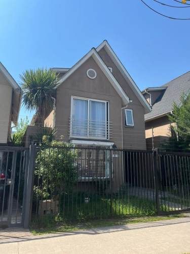 Casa de tres pisos en condominio Hacienda Huechuraba 6