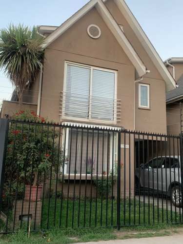 Casa de tres pisos en condominio Hacienda Huechuraba 6