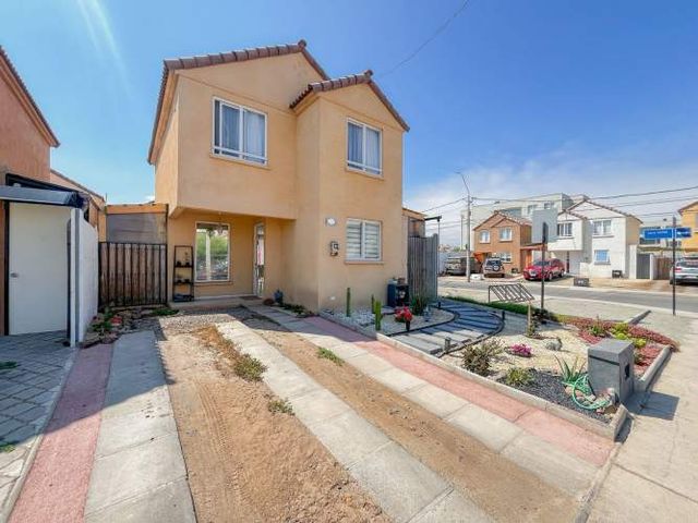 HERMOSA CASA EN VENTA EN CONDOMINIO PUERTAS DEL MAR, LA SERENA.