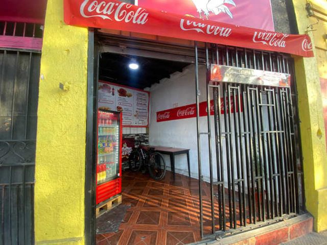 EN VENTA LOCAL COMERCIAL AV EL SALTO