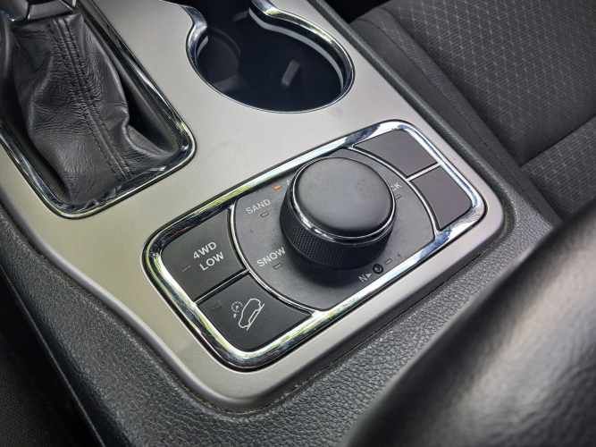 JEEP GRAND CHEROKEE  LAREDO 3.6 4X4 AUT 2018 MANTENCIONES EN MARCA