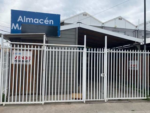 Venta de casa esquina, dos pisos, en avenida Mama Rosa, Puertas de Fierro