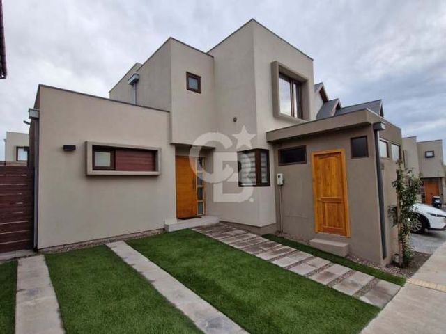 Elegancia y Confort en Espaciosa Casa Familiar