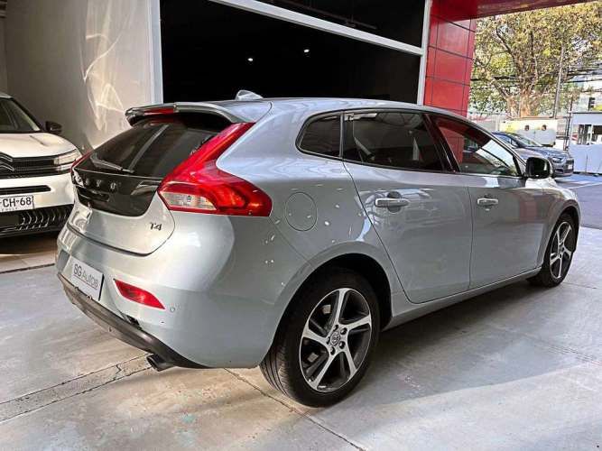 VOLVO V40 2019