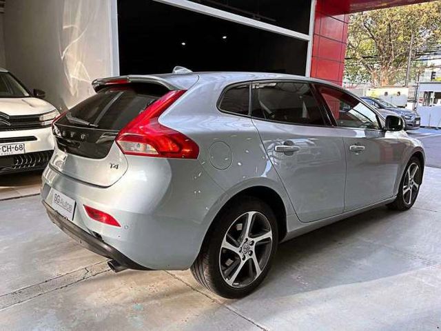 VOLVO V40 2019