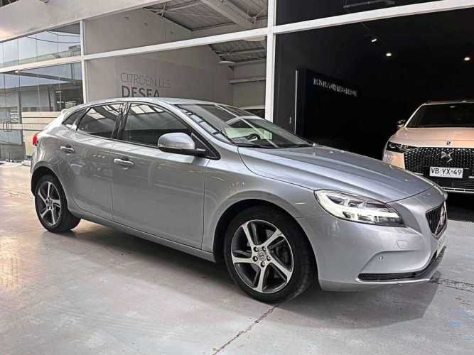 VOLVO V40 2019