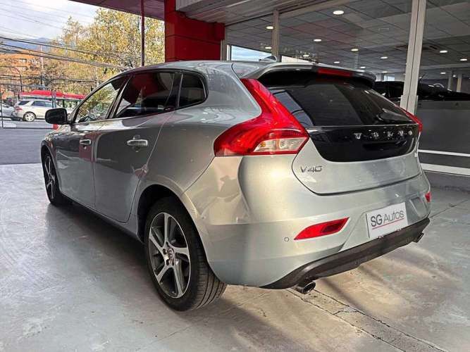 VOLVO V40 2019