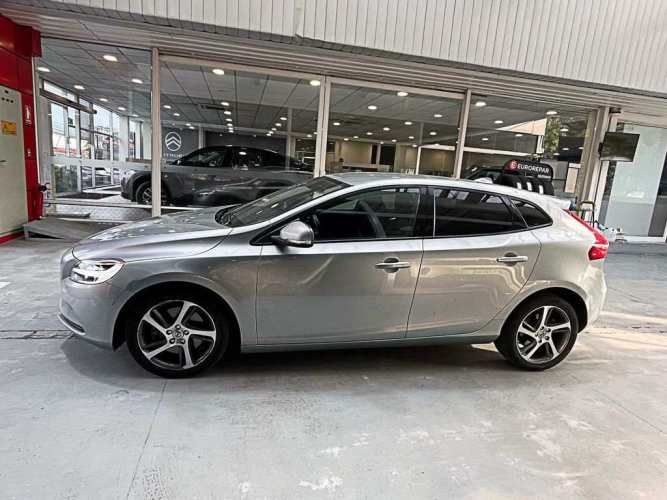 VOLVO V40 2019