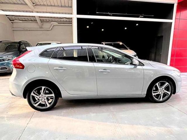 VOLVO V40 2019