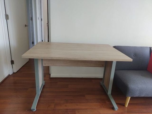 Escritorio grande, madera con pie metálico, impecable