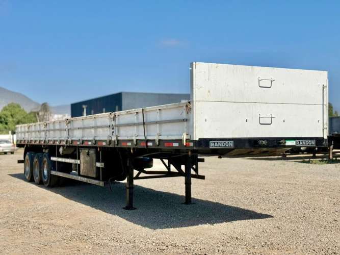 2018 Semirremolque Randon Rampla Plana 13.5 m con barandas y piñas