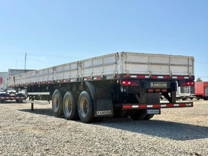 2018 Semirremolque Randon Rampla Plana 13.5 m con barandas y piñas