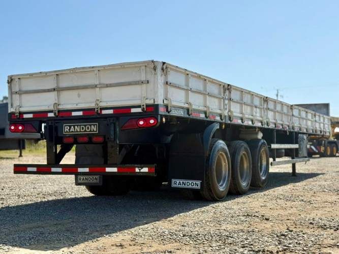 2018 Semirremolque Randon Rampla Plana 13.5 m con barandas y piñas