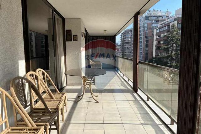 Espacioso departamento en vitacura