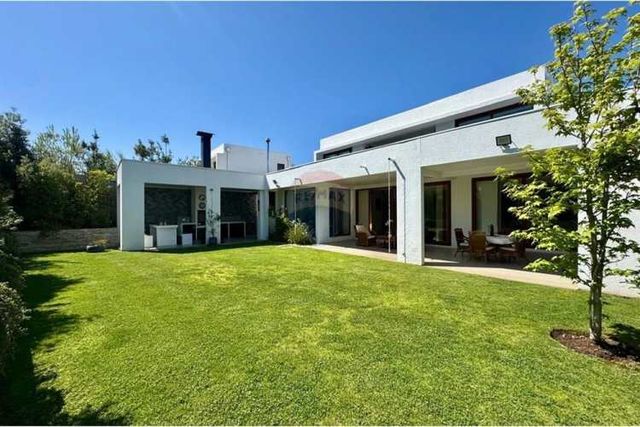 Casa moderna en condominio exclusivo de la dehesa