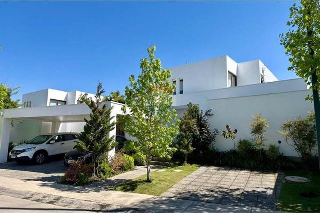 Casa moderna en condominio exclusivo de la dehesa