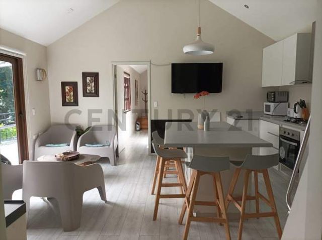 CASA 3D 2B, 1073 M2 TERRENO C/PISCINA, 5 KM CENTRO DE PUCON, EN CANDELARIA BAJO