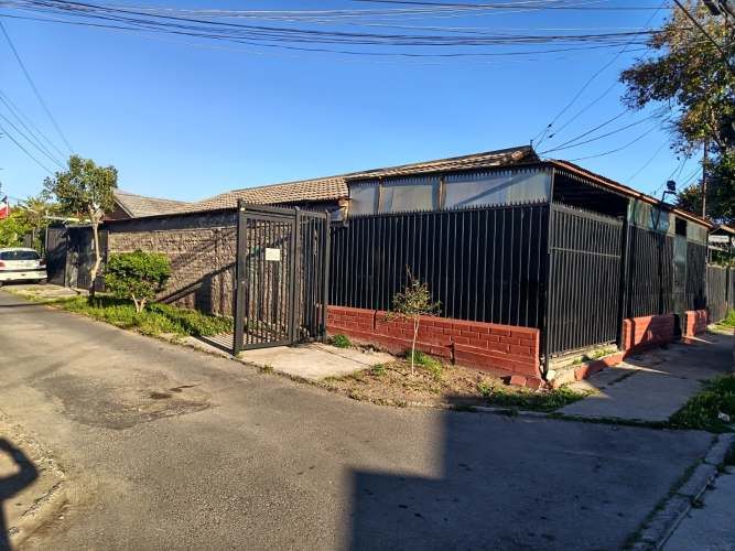 EXCELENTE CASA ESQUINA A PASOS METRO PROTECTORA