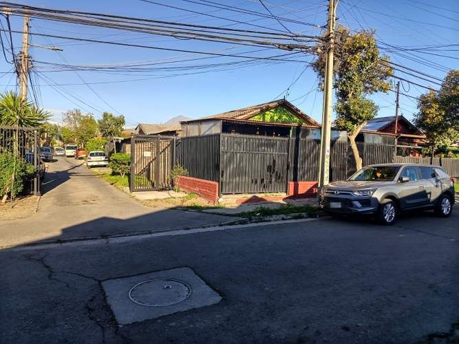 EXCELENTE CASA ESQUINA A PASOS METRO PROTECTORA