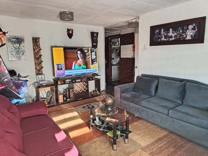 EXCELENTE CASA ESQUINA A PASOS METRO PROTECTORA