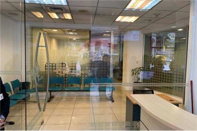 Local en paseo bandera