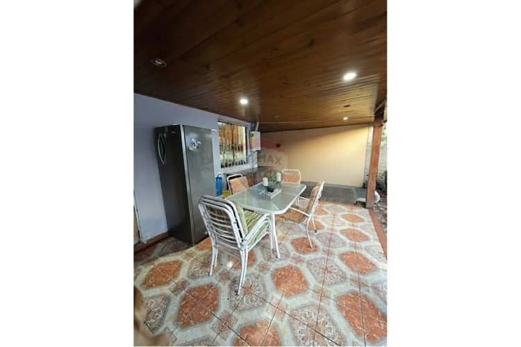 Ampla casa de 7d - 3b - 4 est. en pje. cerrado