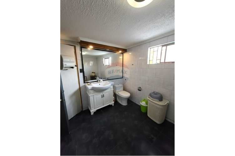 Ampla casa de 7d - 3b - 4 est. en pje. cerrado