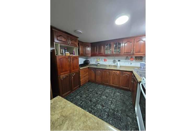 Ampla casa de 7d - 3b - 4 est. en pje. cerrado