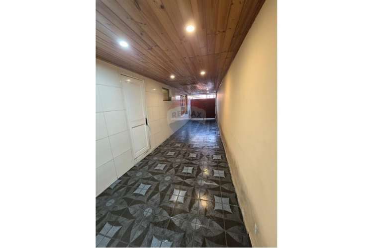 Ampla casa de 7d - 3b - 4 est. en pje. cerrado