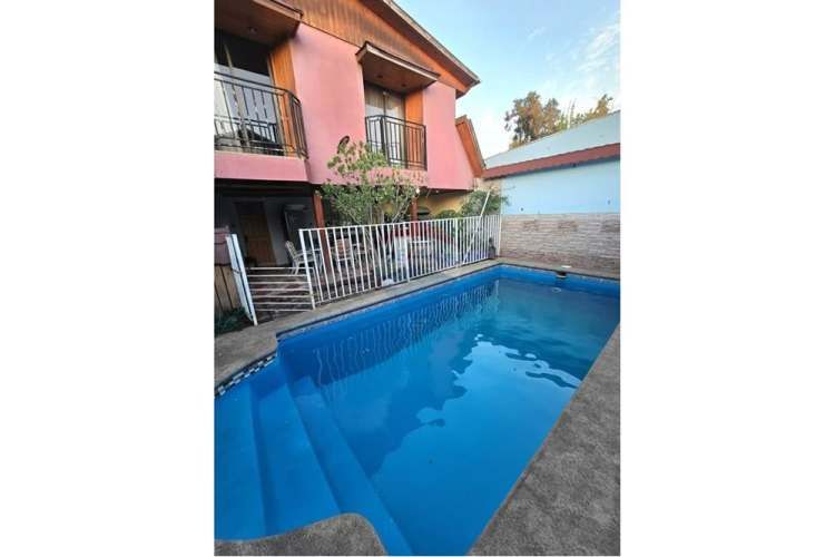 Ampla casa de 7d - 3b - 4 est. en pje. cerrado