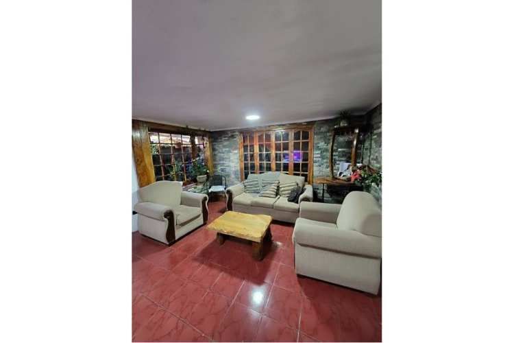 Ampla casa de 7d - 3b - 4 est. en pje. cerrado