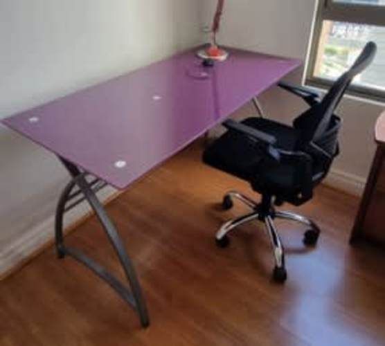 Escritorio con cubierta de vidrio impecable