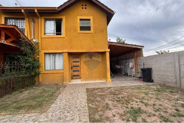 Casa moderna en peñaflor: espacio y comodidad