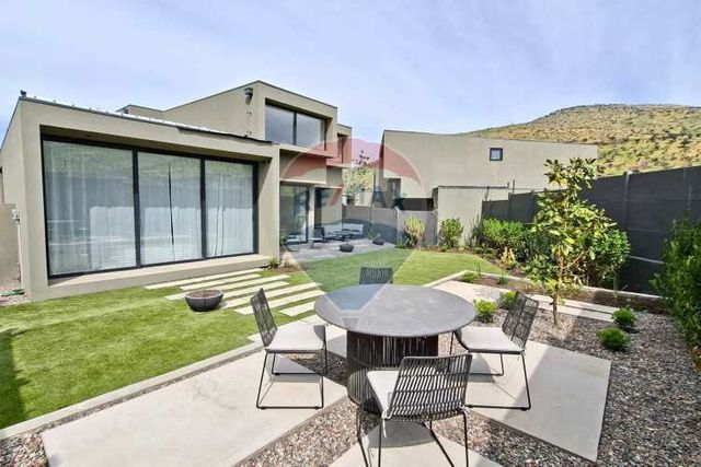 Casas nuevas en condominio / piedra roja